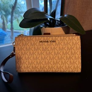 Michael kors wristlet wallet